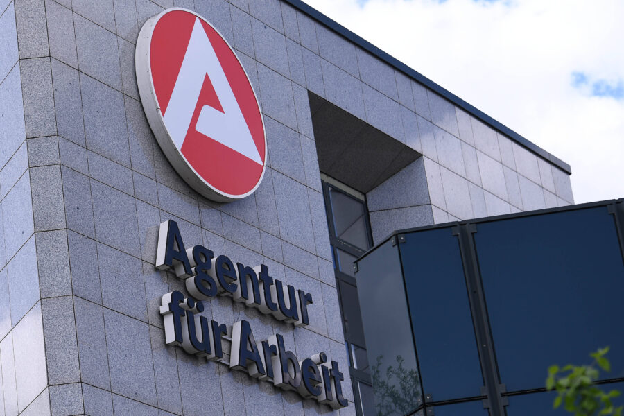 Gebäude mit Logo und Schriftzug "Agentur für Arbeit" an der Fassade.
