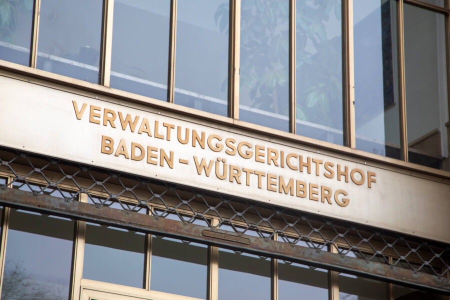 Verwaltungsgerichtshof Baden-Württemberg, Schild an einem Gebäude.