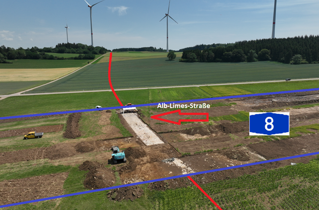 Baustelle auf Feld mit Bagger, Windräder im Hintergrund, Text: "Alb-Limes-Straße".