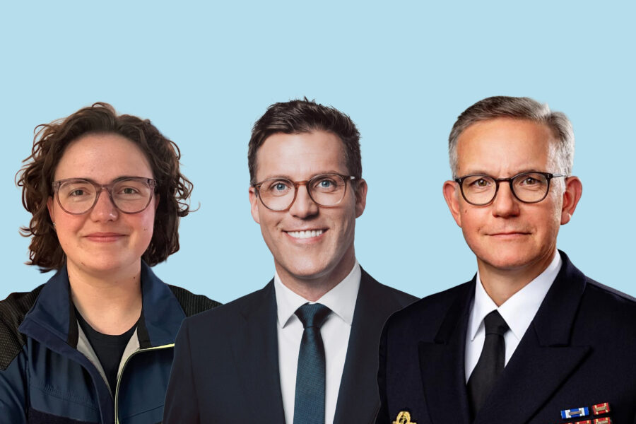Drei lächelnde Personen in Anzügen vor blauem Hintergrund.