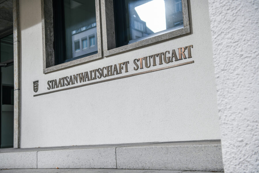 Text an der Wand: "STAATSANWALTSCHAFT STUTTGART". Darunter ein Wappen.