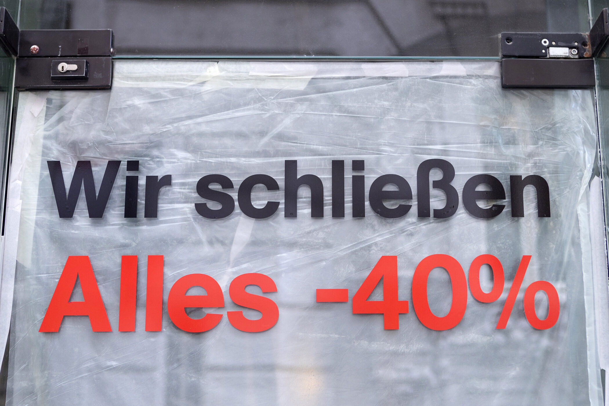 Text auf Fenster: "Wir schließen Alles -40%".