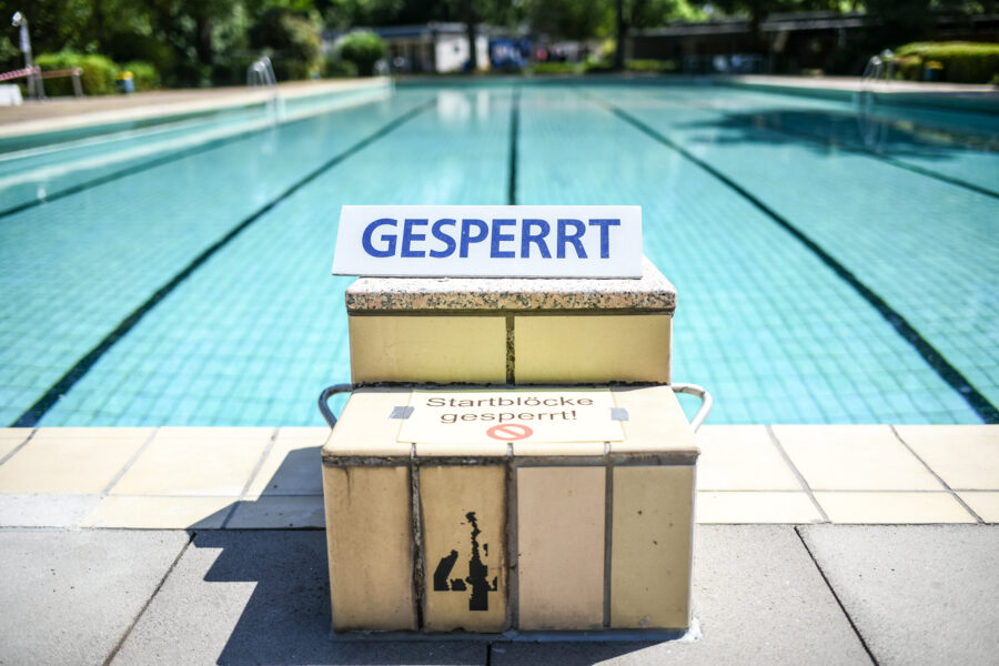 Sprungblock am Pool, Schilder: "Gesperrt" und "Startblöcke gesperrt!"