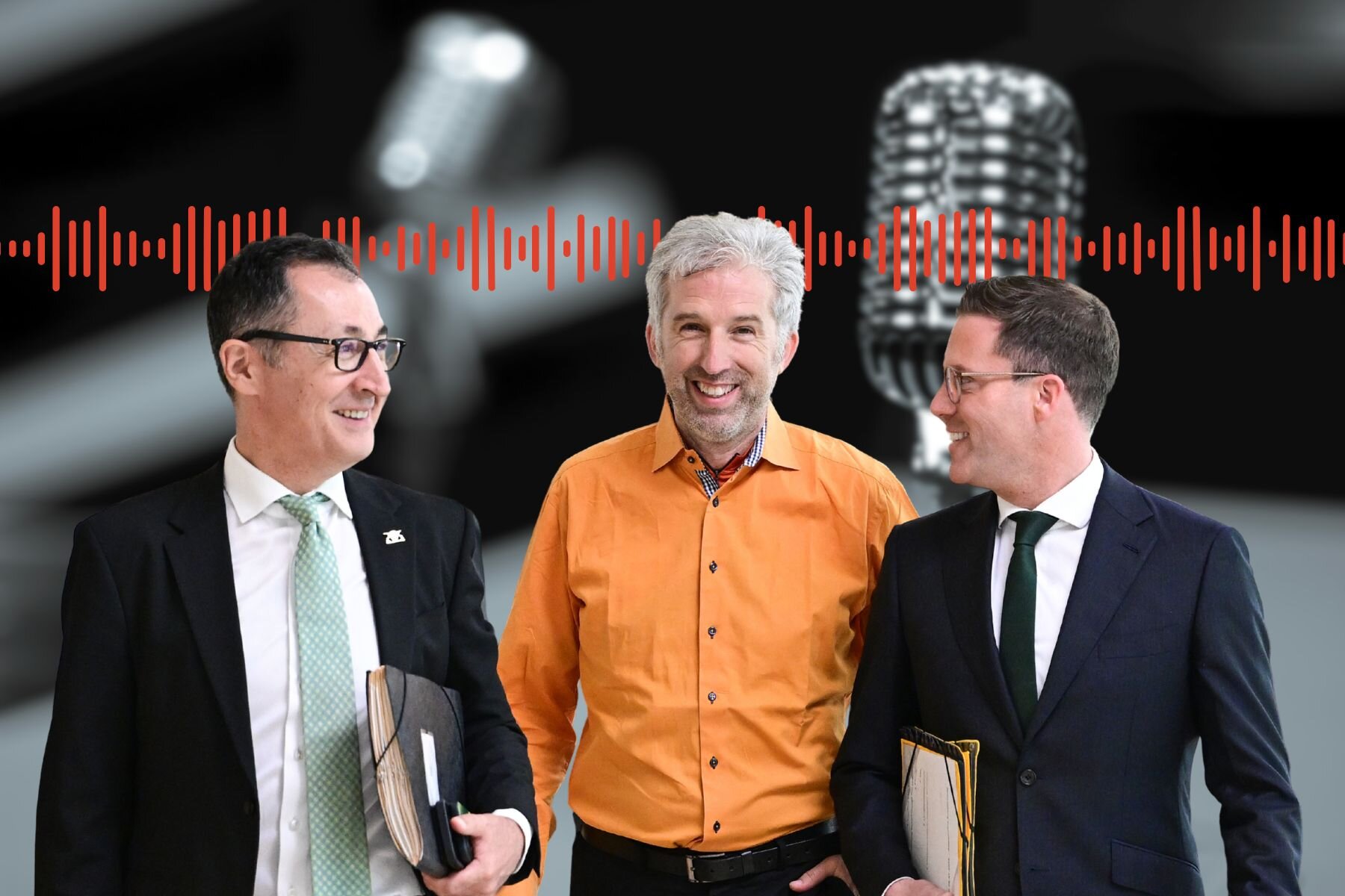 Drei Männer in Anzügen vor Mikrofonen und Schallwellen-Diagramm.