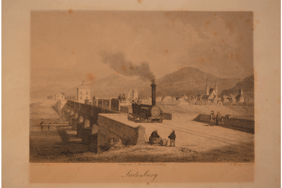 Zug auf Brücke, zwei Personen sitzen, Dorf und Hügel im Hintergrund, Text: „Ladenburg“.