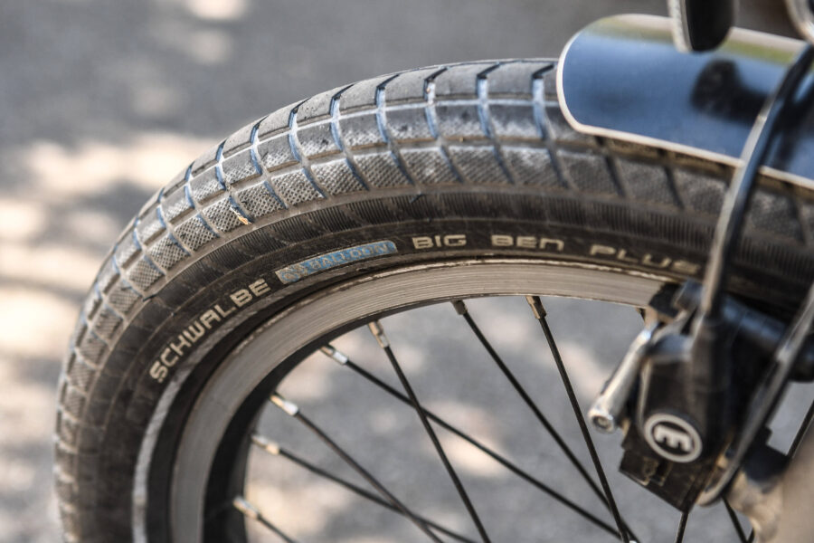 Nahaufnahme eines Fahrradreifens mit Schriftzug „Schwalbe Big Ben Plus“.