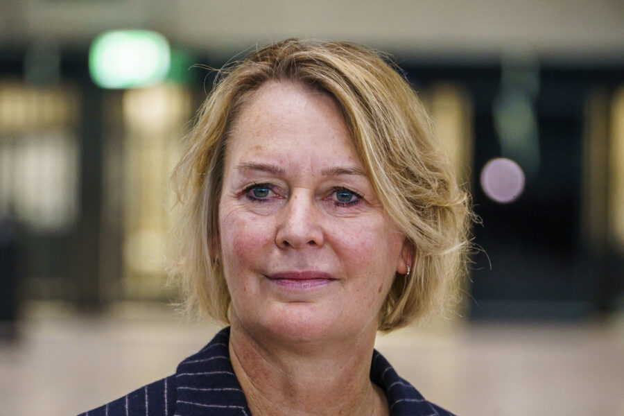 Eine Person mit blonden Haaren in einem Innenraum.