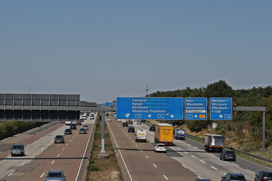 Autobahn mit Verkehrszeichen: Hannover, Kassel, Dortmund rechts abbiegen.