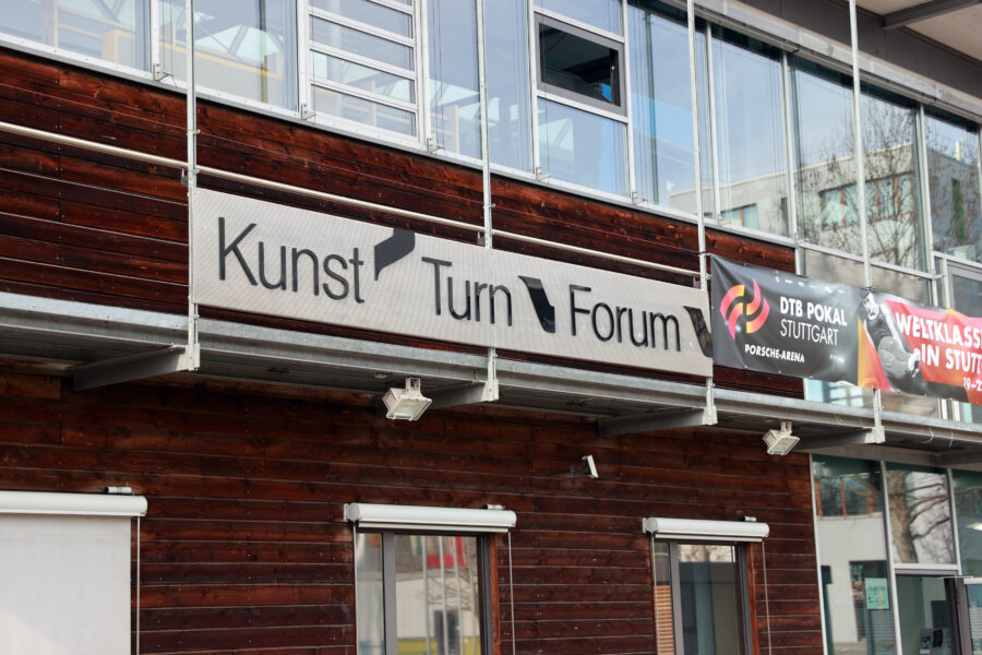Holzgebäude mit Schildern "Kunst Turn Forum" und "DTB Pokal Stuttgart".