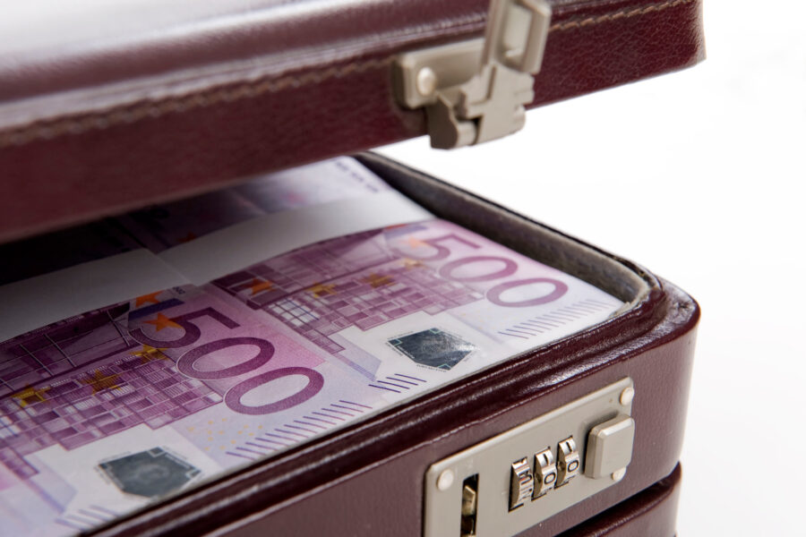 Offener Koffer mit mehreren 500-Euro-Scheinen.