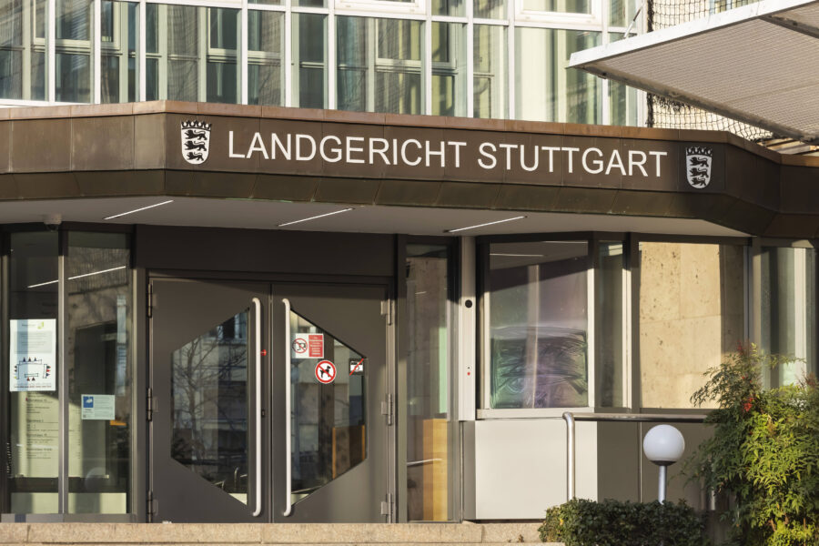 Eingang des Landgerichts Stuttgart mit Doppeltüren und Glasfassade.