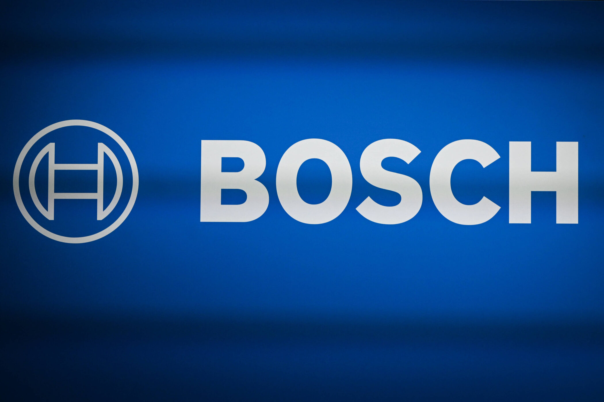 Blaues Logo mit weißem Kreis und Schriftzug "BOSCH".
