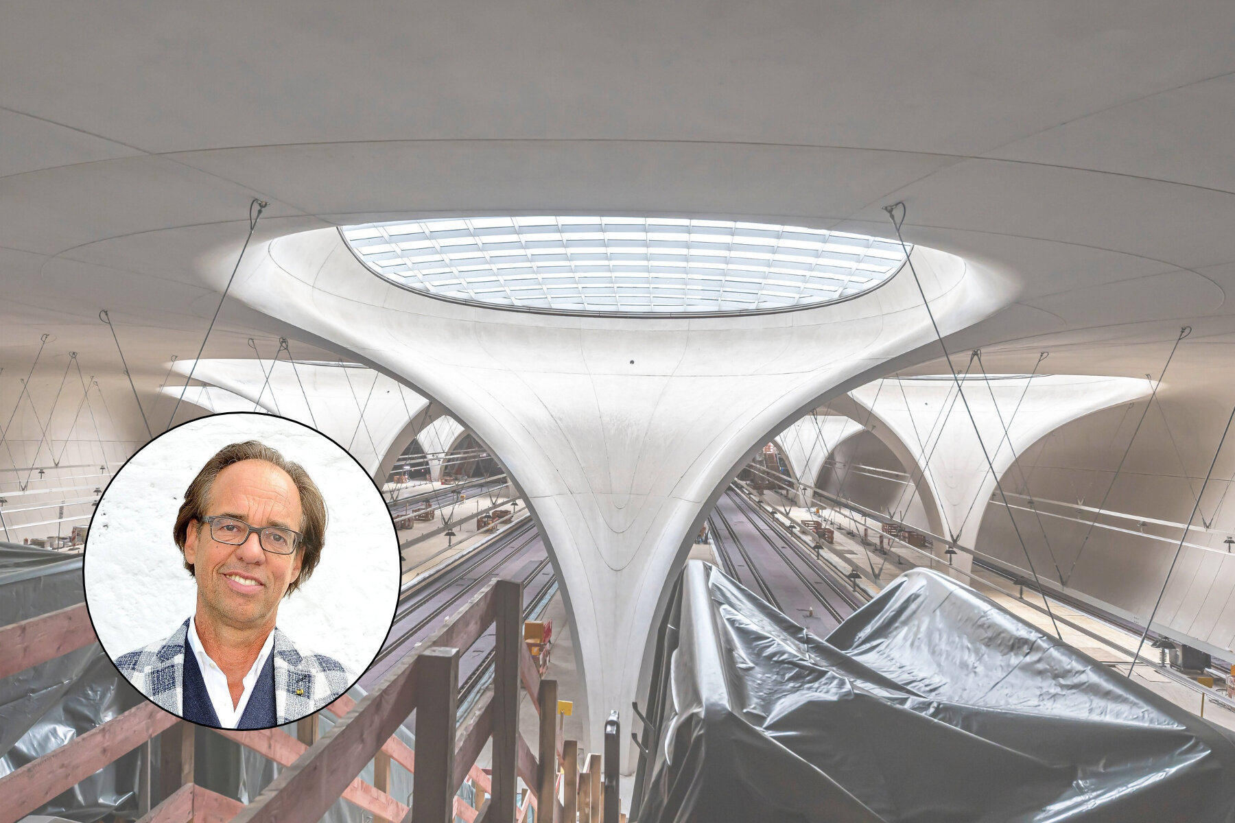 Moderne Zugstation, große weiße Säulen, Dachfenster, runde Einblendung eines Mannes.