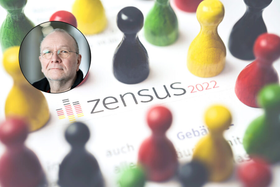 Schwarze, rote und gelbe Spielsteine um "Zensus 2022"-Text, Porträt eines Mannes links.