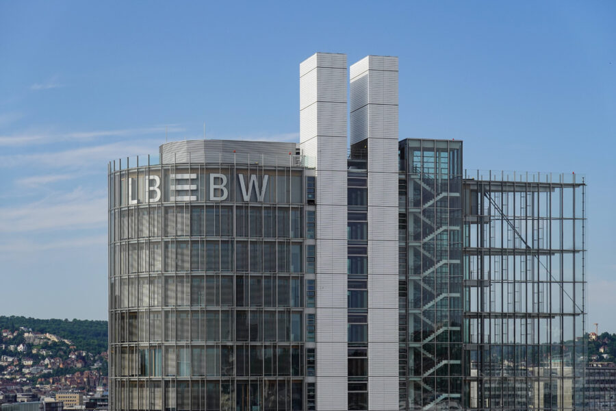 Rundes Gebäude mit „LBBW“-Schriftzug, klare Glasstrukturen, blauer Himmel.
