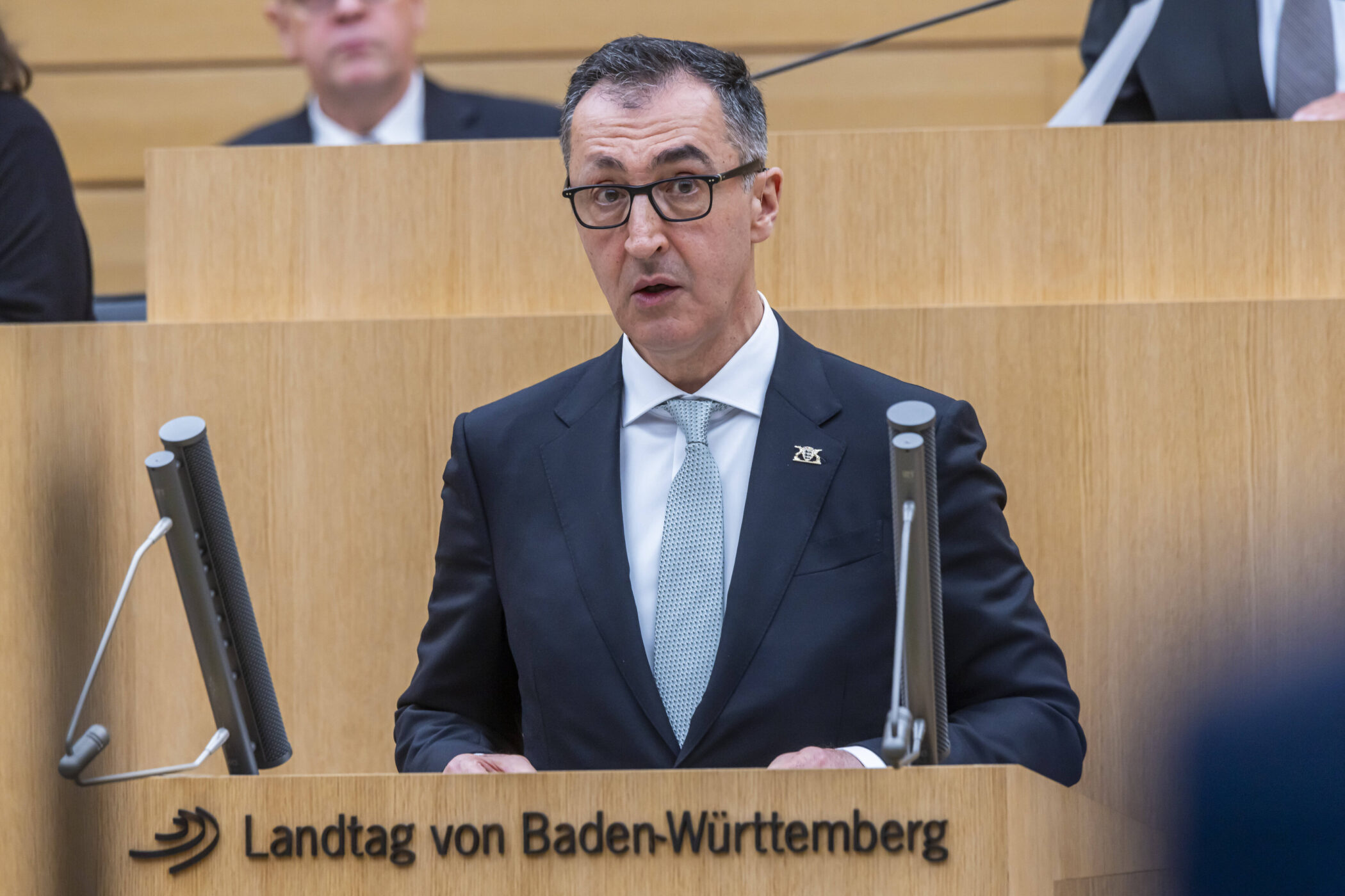 Mann mit Brille am Rednerpult im Landtag von Baden-Württemberg.
