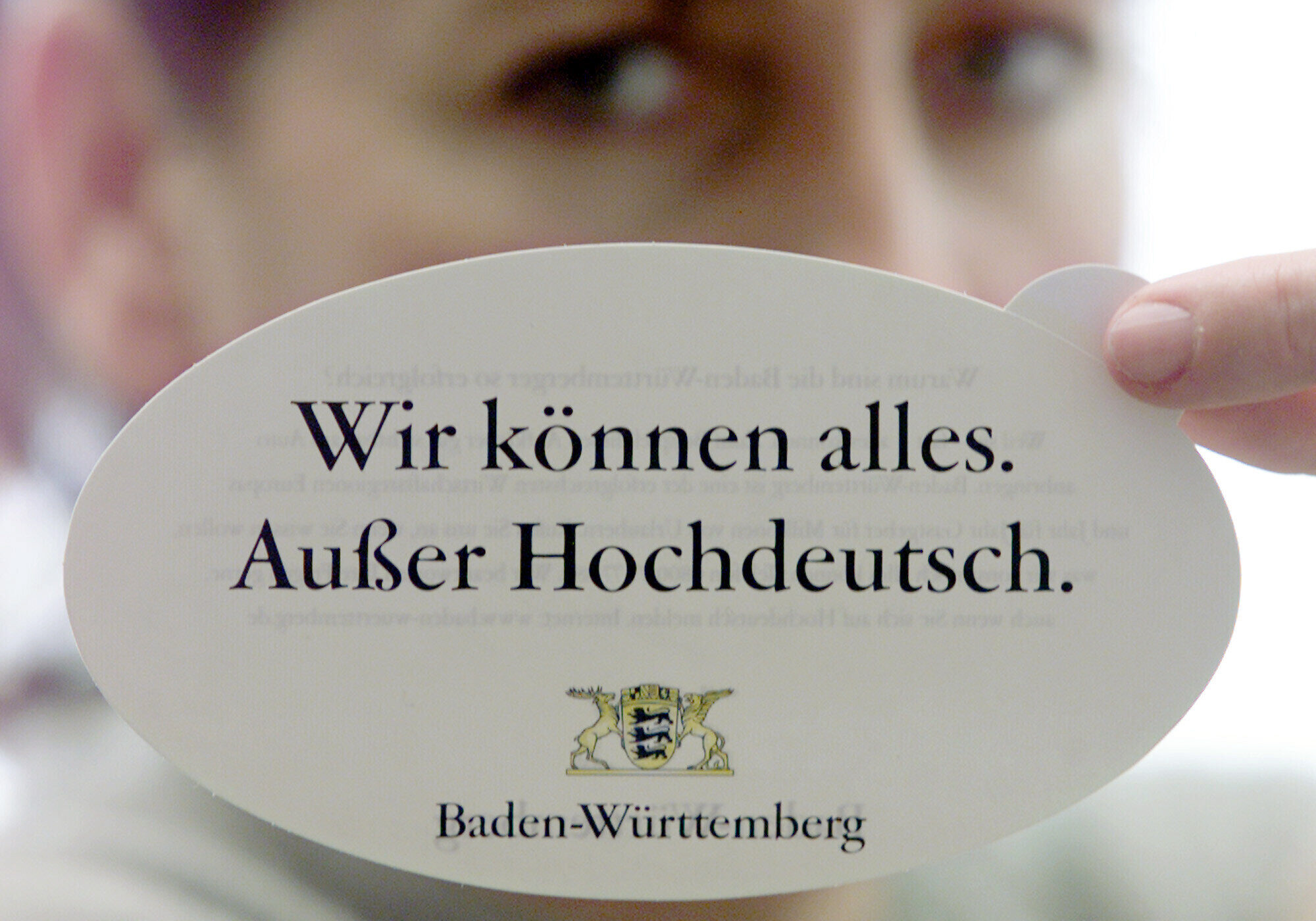 Ovale Karte mit Text: „Wir können alles. Außer Hochdeutsch.“ Baden-Württemberg.