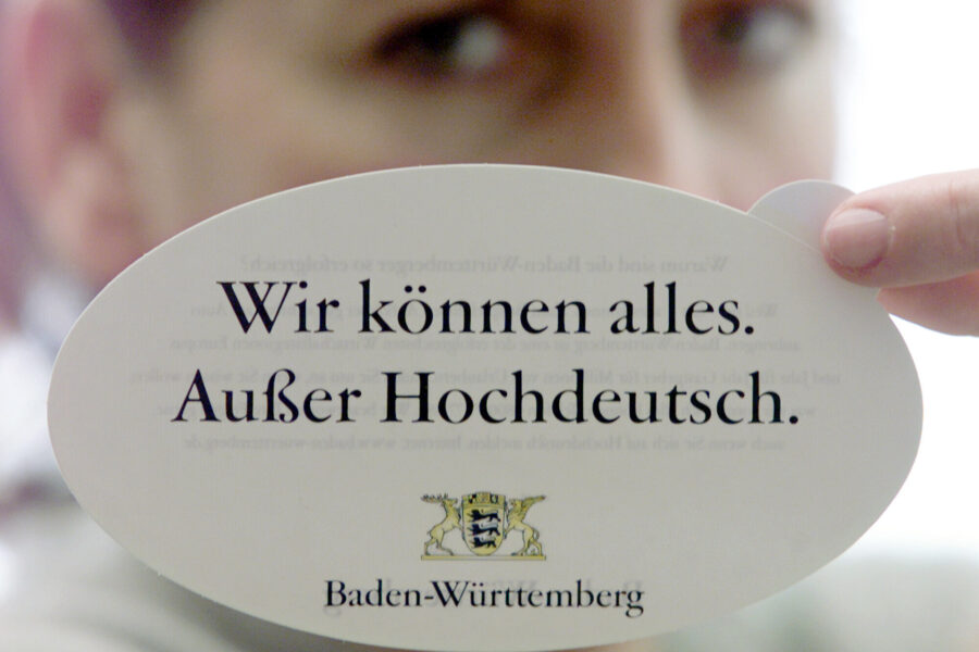 Ovale Karte mit Text: „Wir können alles. Außer Hochdeutsch.“ Baden-Württemberg.