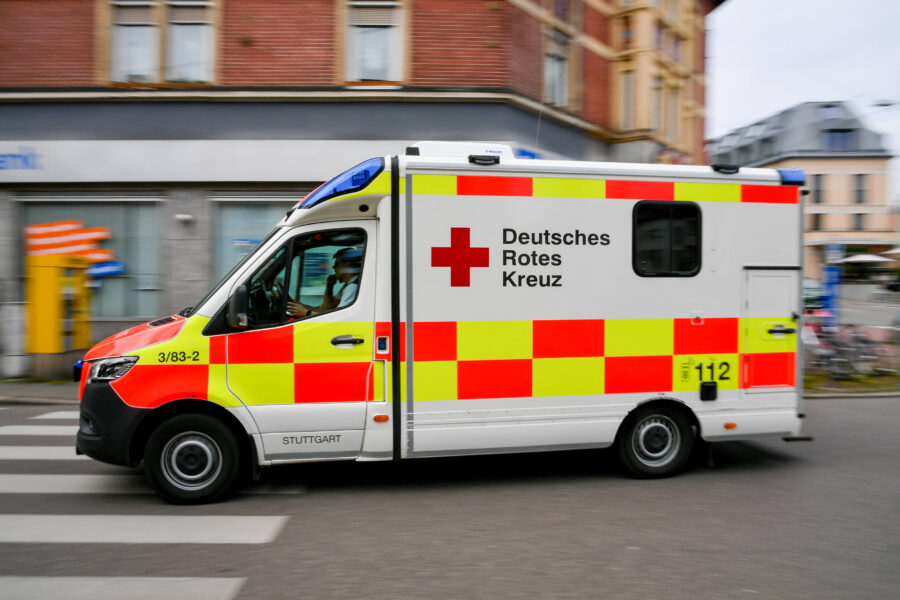 Rettungswagen des Deutschen Roten Kreuzes fährt auf Straße.