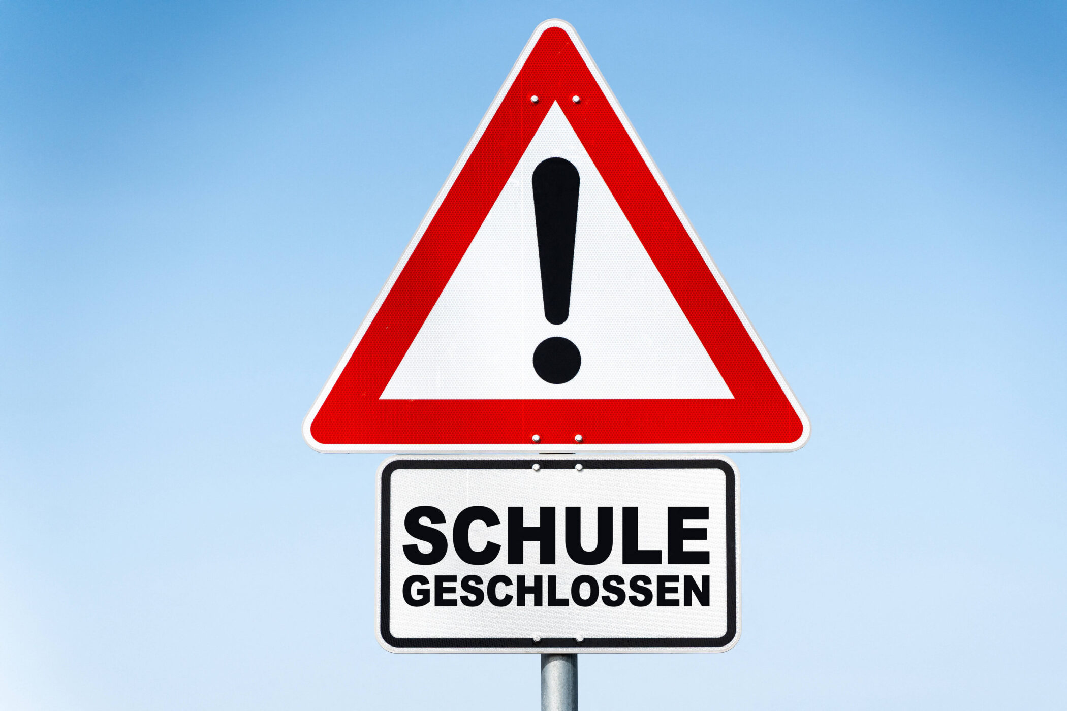 Dreieckiges Warnschild mit Ausrufezeichen, Text: Schule geschlossen.