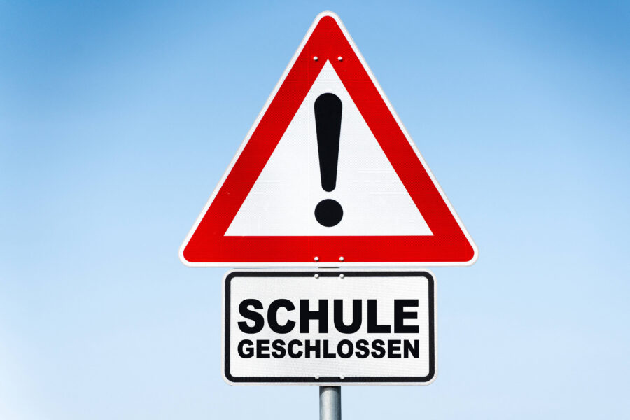 Dreieckiges Warnschild mit Ausrufezeichen, Text: Schule geschlossen.