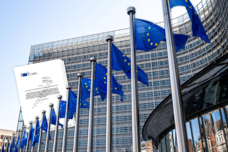 Gebäude mit EU-Flaggen, darüber schwebende Dokumente mit EU-Logo und Text.