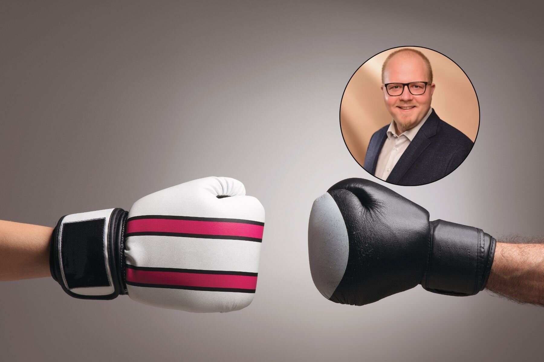Zwei Boxhandschuhe stoßen aneinander, kleines Porträt eines Mannes oben rechts.