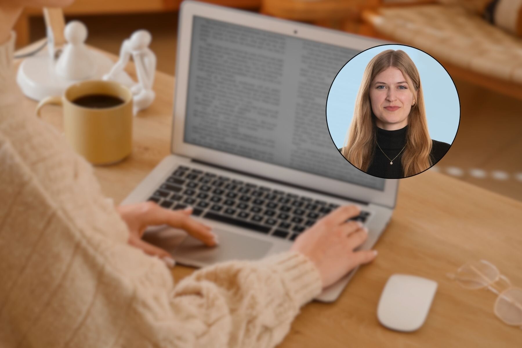 Person tippt auf Laptop, gelbe Tasse und weiße Maus auf Tisch. Kreisfoto einer Frau.