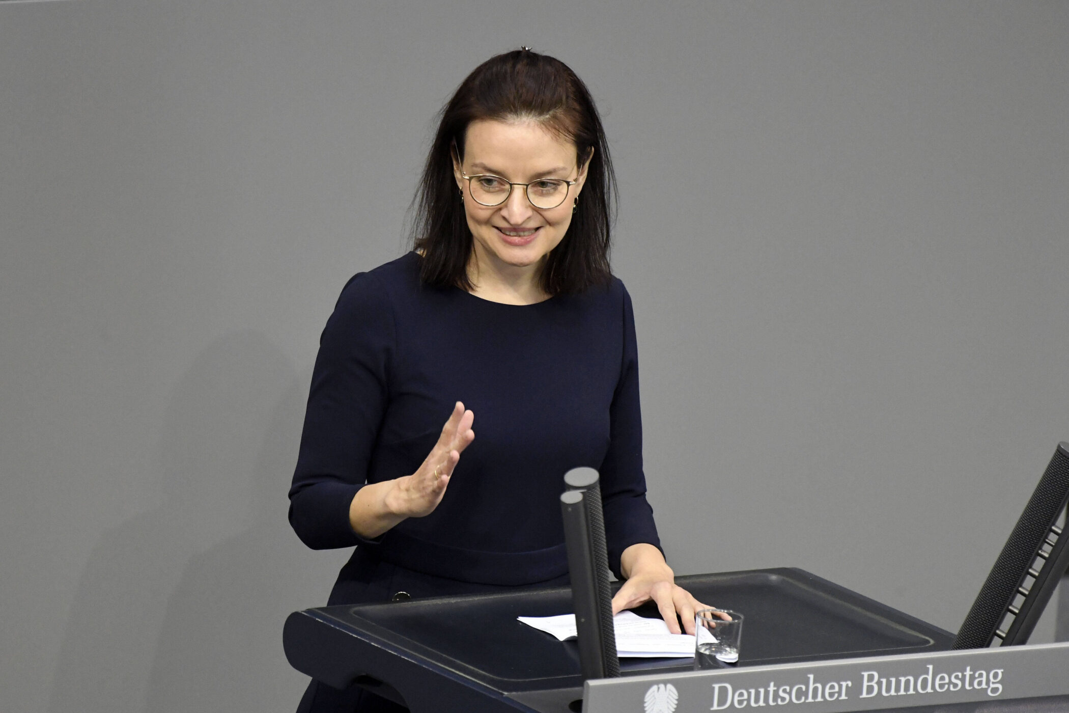 Eine Person spricht am Rednerpult des Deutschen Bundestages.
