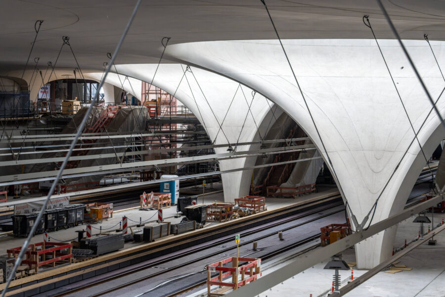 Konstruktion einer großen, modernen Halle mit gebogenen Decken und Schienen.