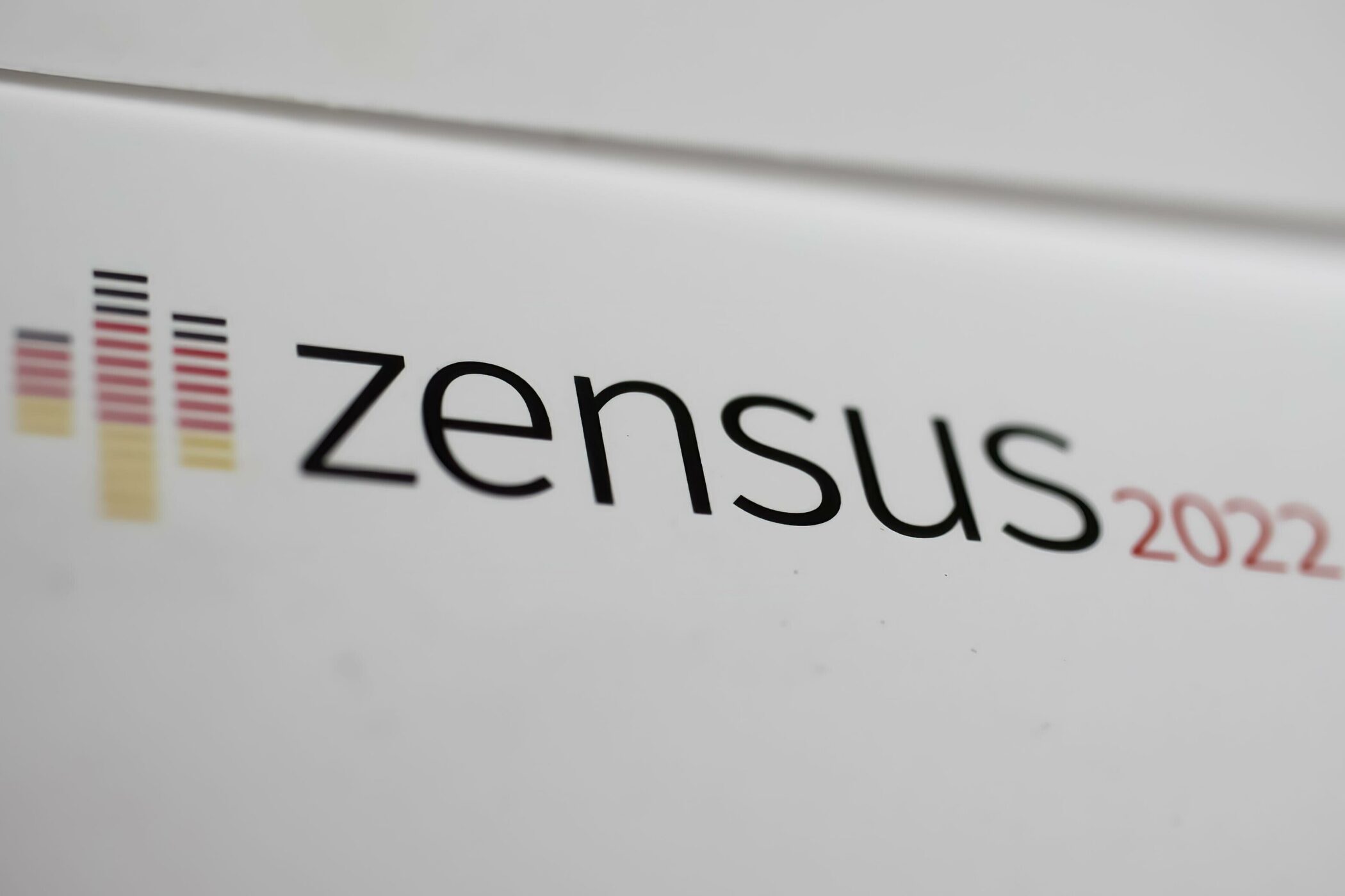Text "Zensus 2022" mit Balkendiagramm links.