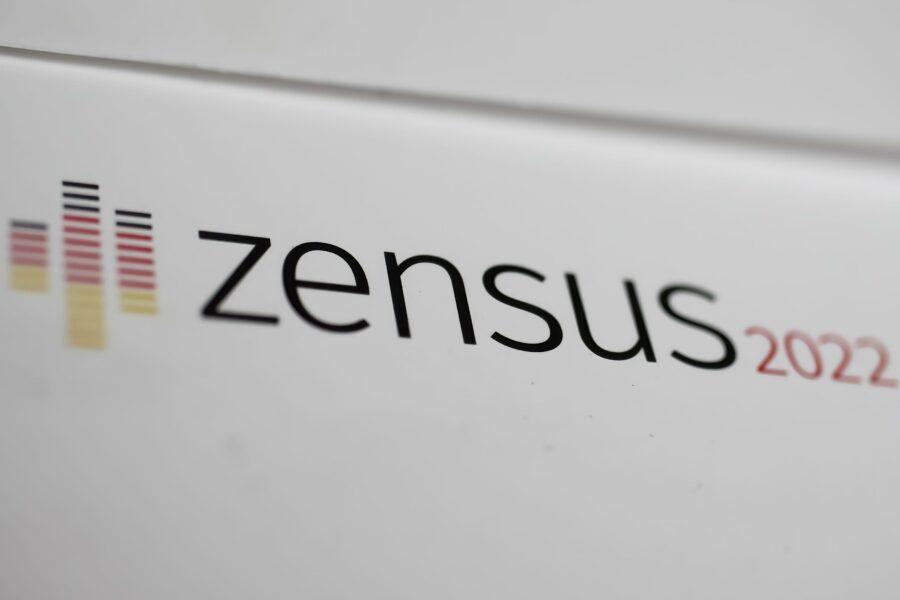Text "Zensus 2022" mit Balkendiagramm links.