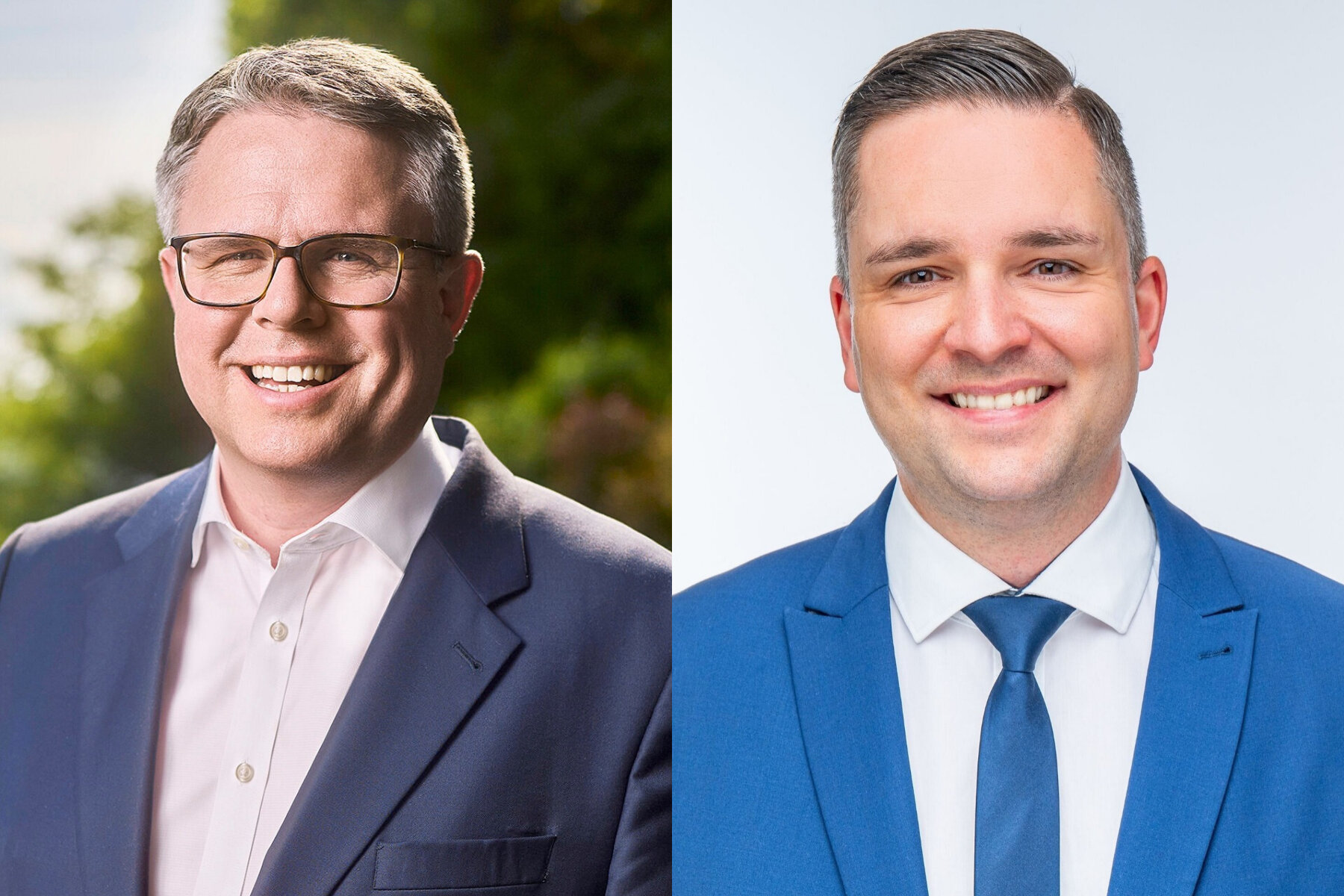 Zwei Männer in Anzügen, lächelnd, vor unscharfem und hellem Hintergrund.