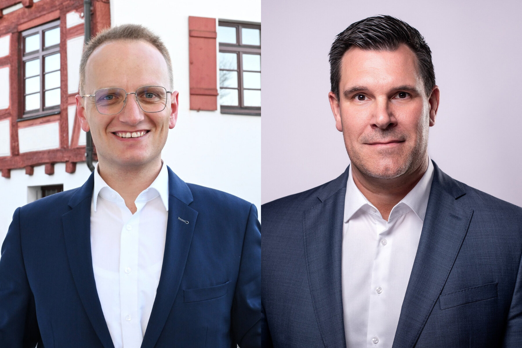 Zwei Männer in Anzügen, links vor Fachwerkhaus, rechts vor grauem Hintergrund.