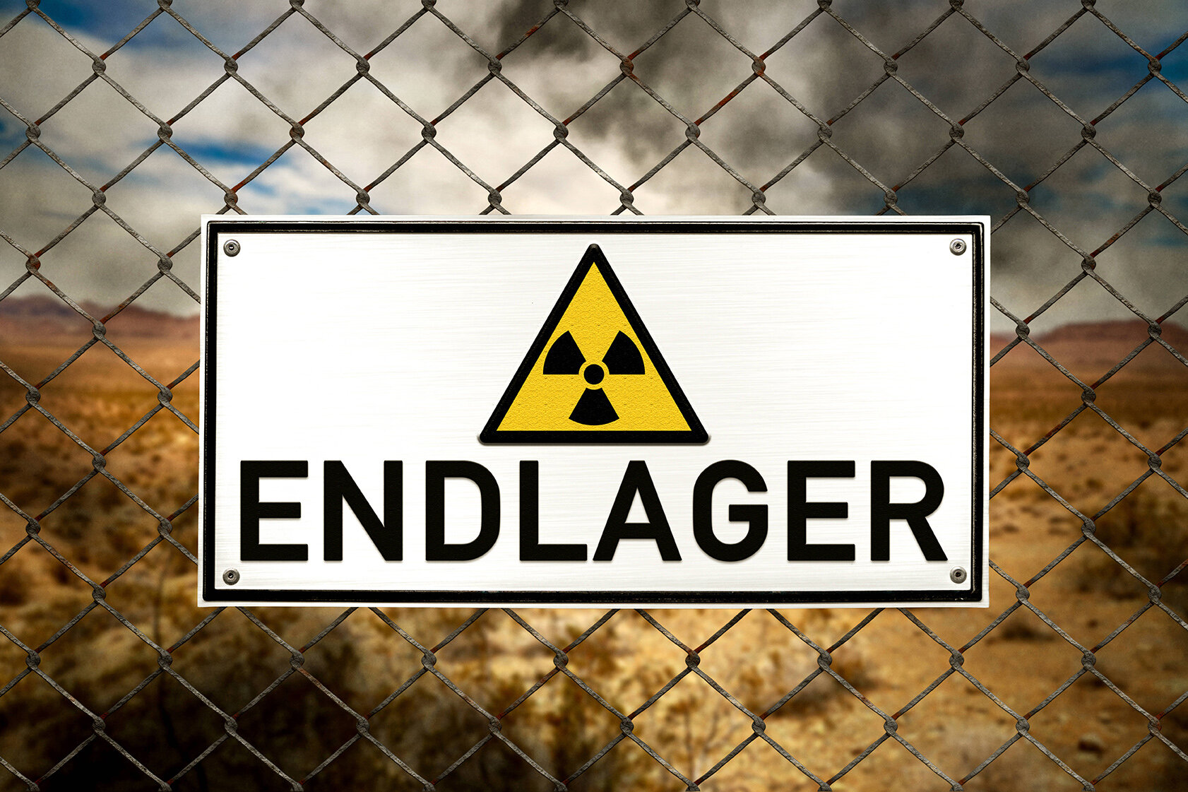 Metallschild mit Radioaktivitätszeichen und Text "ENDLAGER" an Kettensperre.