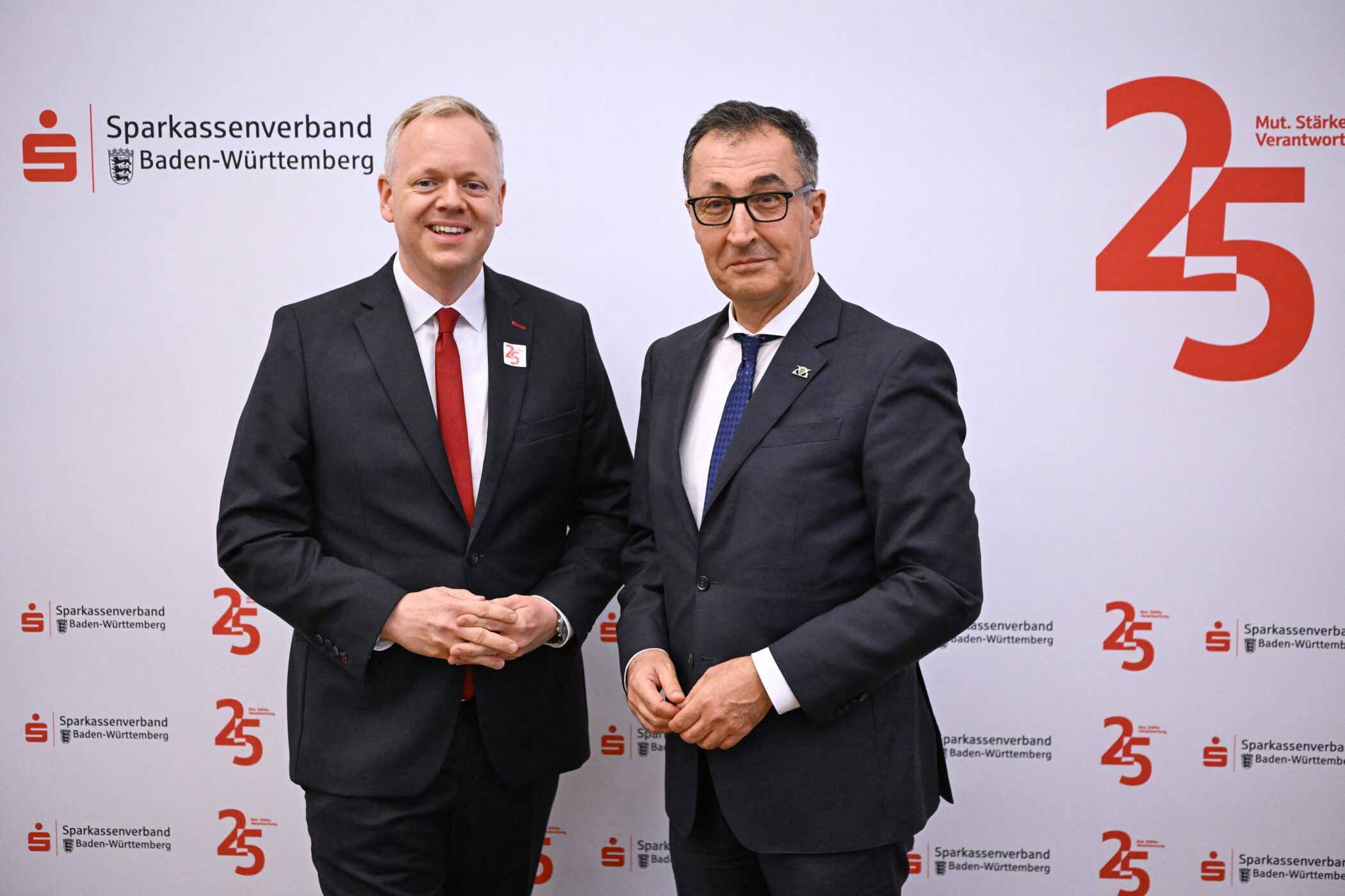 Zwei Männer in Anzügen vor einem Hintergrund mit "Sparkassenverband Baden-Württemberg".