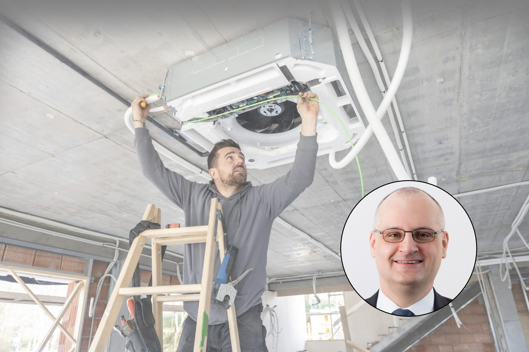 Mann arbeitet an Decke, trägt grauen Hoodie, steht auf Holzleiter. Kreisbild: Mann lächelt.