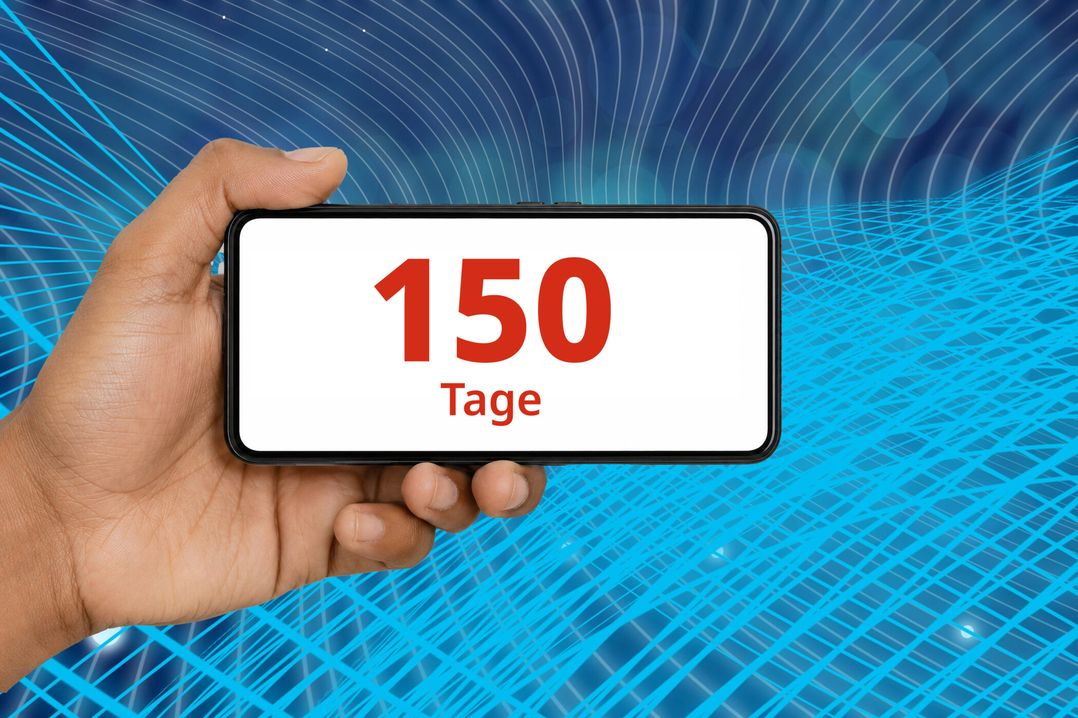 Hand hält ein Smartphone, darauf steht „150 Tage“. Hintergrund mit blauen Linien.