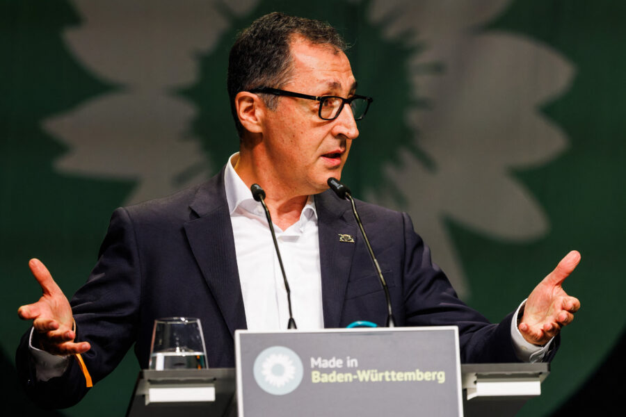 Ein Mann spricht, Hände gestikulieren, Pult mit Text "Made in Baden-Württemberg".