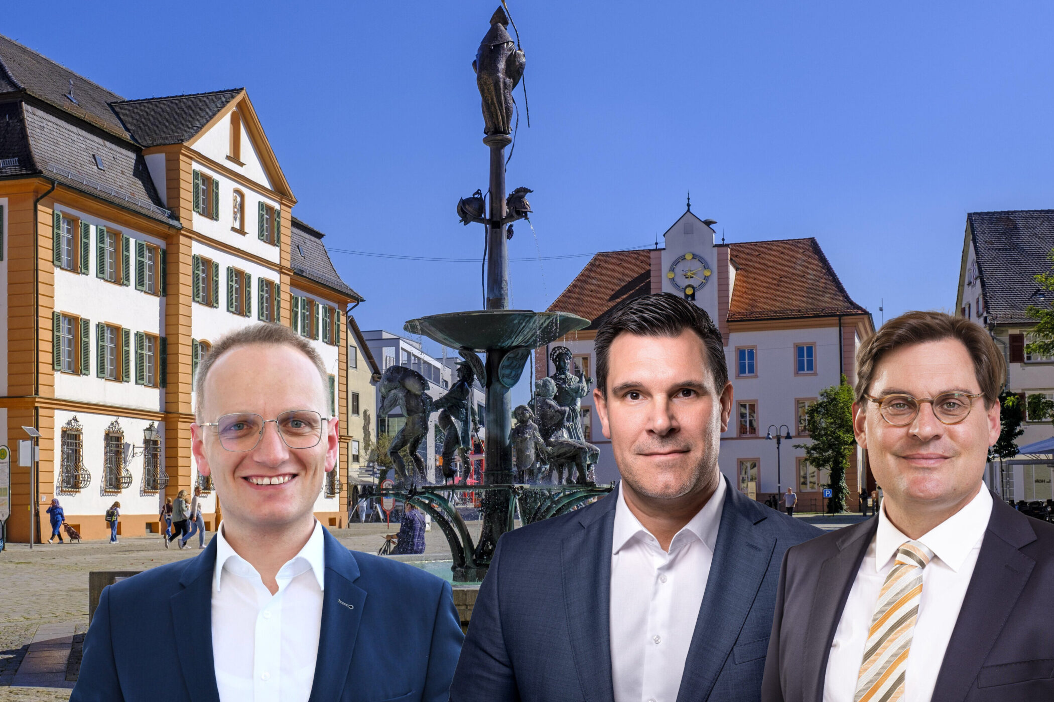 Drei Männer im Anzug vor historischem Brunnen und Gebäuden bei klarem Himmel.