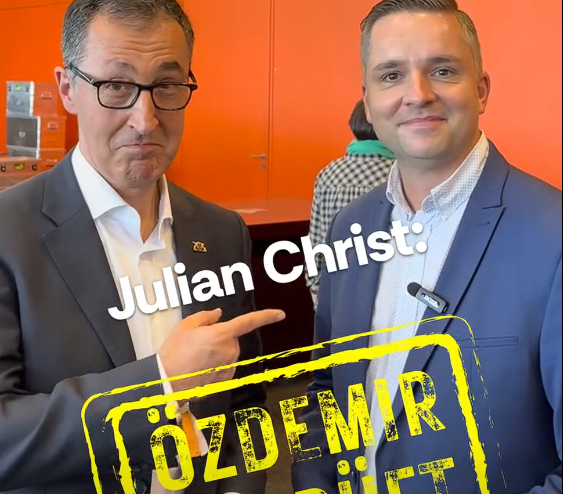 Zwei Männer im Anzug lächeln in die Kamera, Text: „Julian Christ: ÖZDEMIR DIÄT“.