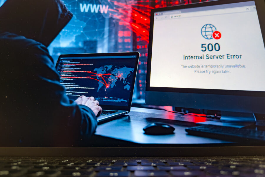 Person am Laptop. Monitor zeigt "500 Internal Server Error".