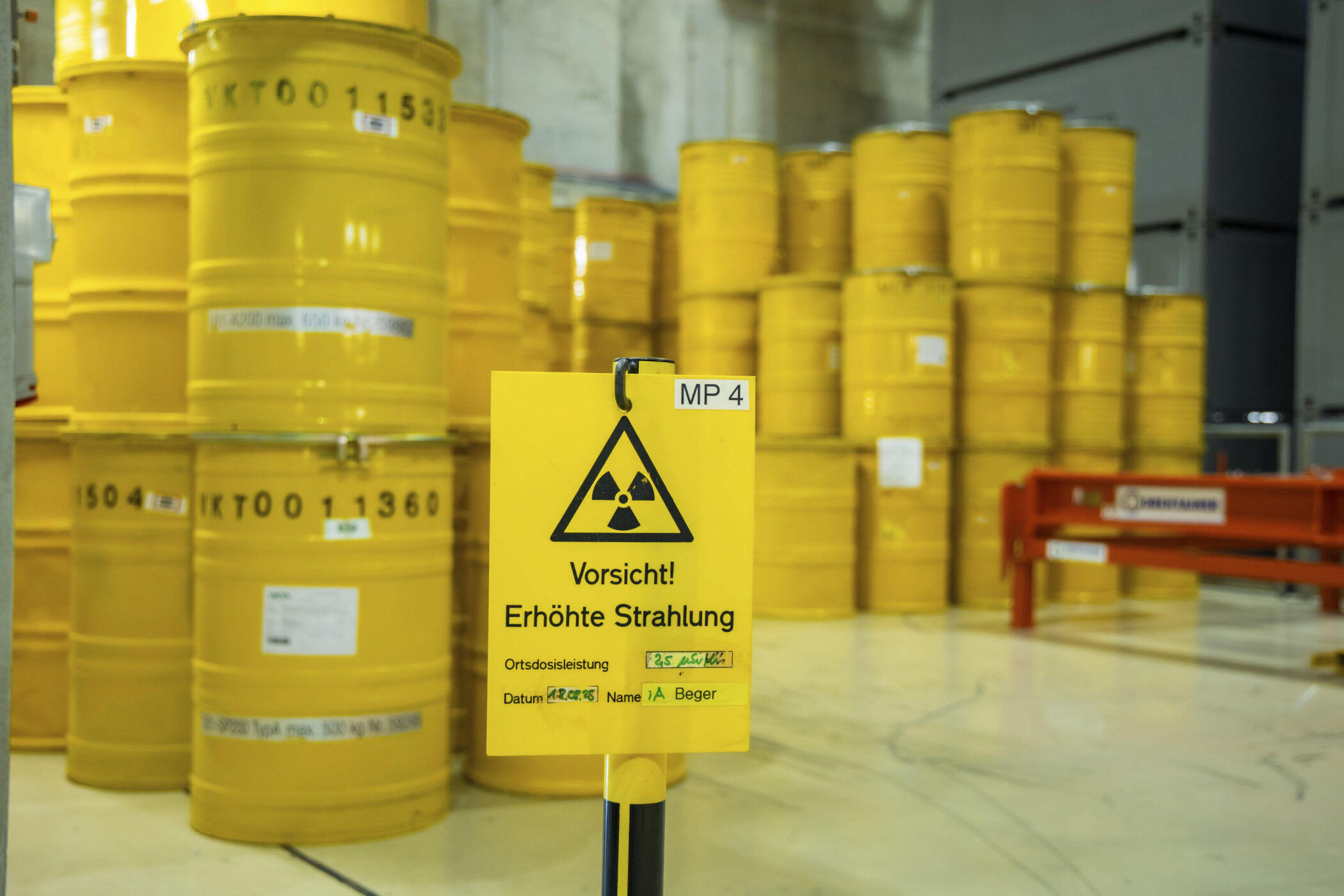 Gelbe Fässer mit Warnschild für erhöhte Strahlung, Röntgenzeichen, Aufschrift "MP 4".