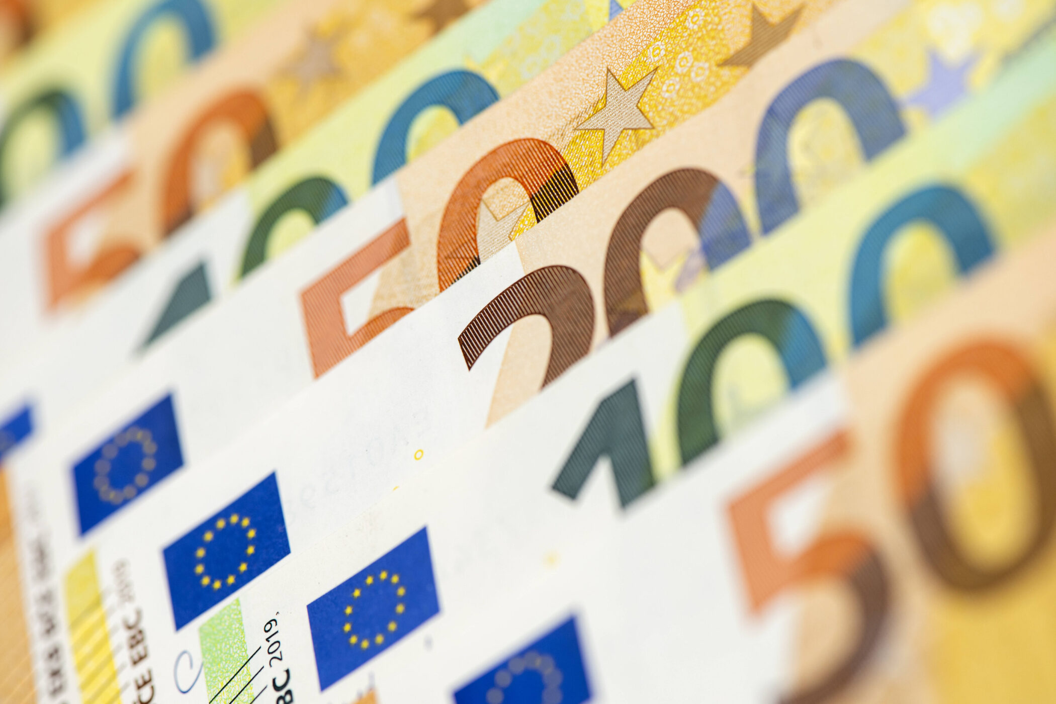 Verschiedene Euro-Geldscheine in Fächeranordnung.