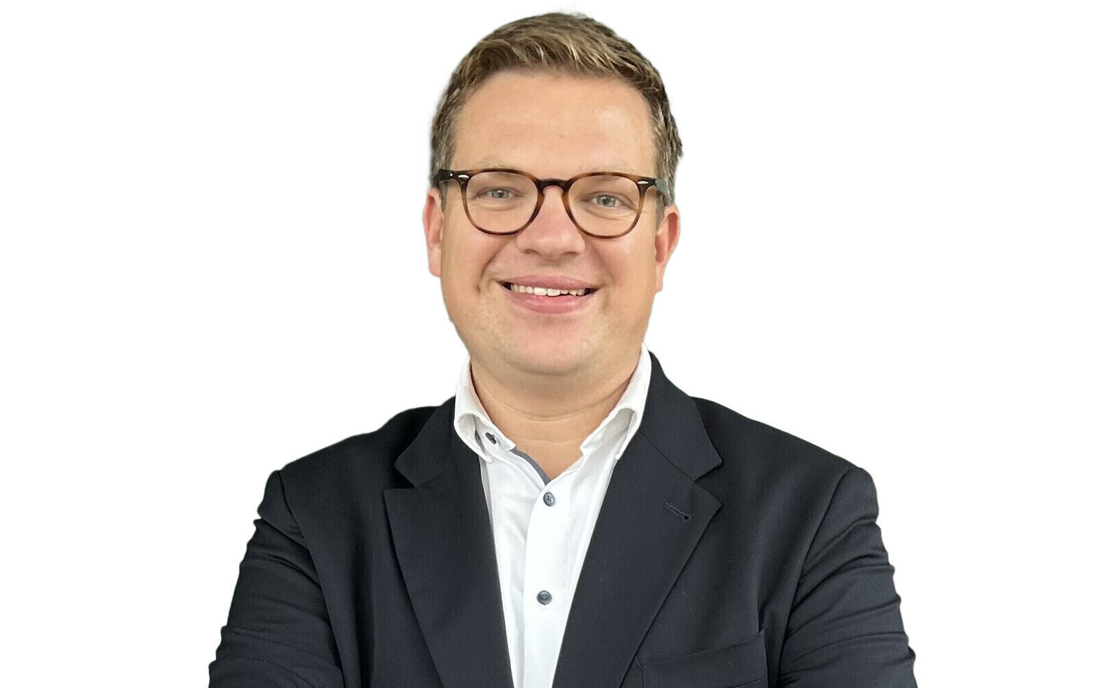 Eine Person mit Brille im Anzug vor weißem Hintergrund.