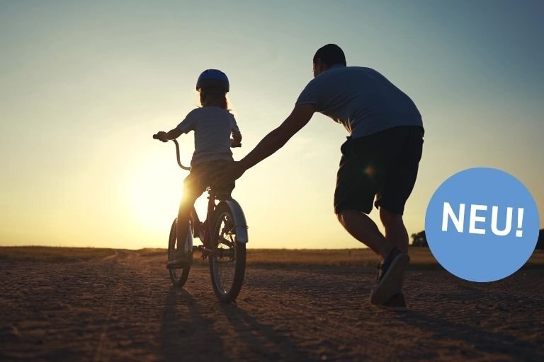 Ein Kind fährt Fahrrad, Erwachsener hilft. Text auf Kreis: "NEU!".
