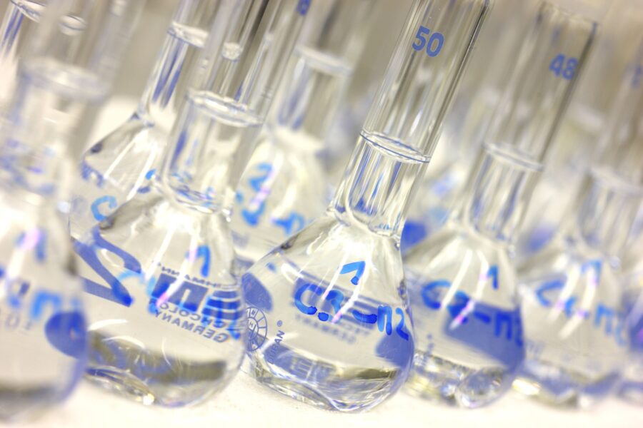 Mehrere Glasflaschen mit blauen Messmarkierungen.