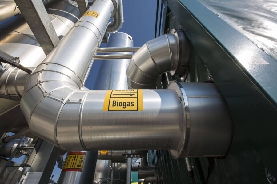 Metallrohre mit gelben Schildern mit der Aufschrift "Biogas".
