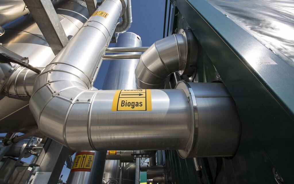 Metallrohre mit gelben Schildern mit der Aufschrift "Biogas".