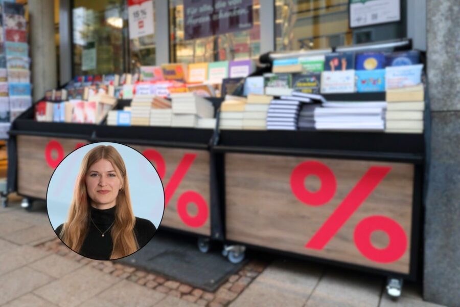 Zwei Bücherkisten mit Prozentzeichen, daneben Porträt einer lächelnden Frau.
